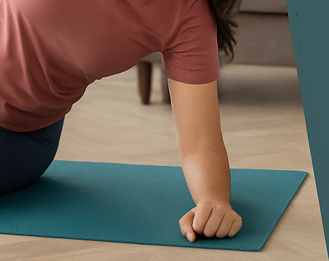 Femme souriante sur un tapis, bras levé. Femme souriante sur un tapis, bras levé.